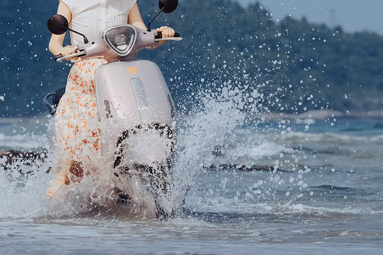 Bên cạnh đó, xe còn có tấm chắn bùn và kết cấu chắn bùn trước và sau kín, giúp bảo vệ xe toàn diện và thoát nước mưa nhanh chóng thông qua các lỗ nhỏ ở phía dưới. Tuy vậy, để đảm bảo an toàn, người sử dụng nên hạn chế lội nước, và vệ sinh sạch sẽ sau mỗi lần đi xe trong trời mưa ngập.