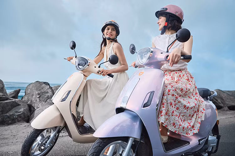 Mức giá xe Yadea Orla 2023 tại Việt Nam được bán ra chính hãng với mức từ 20 triệu đồng. Xe có 5 tùy chọn màu sắc: nâu, xám tinh vân, xanh lục, đen nhám và trắng.