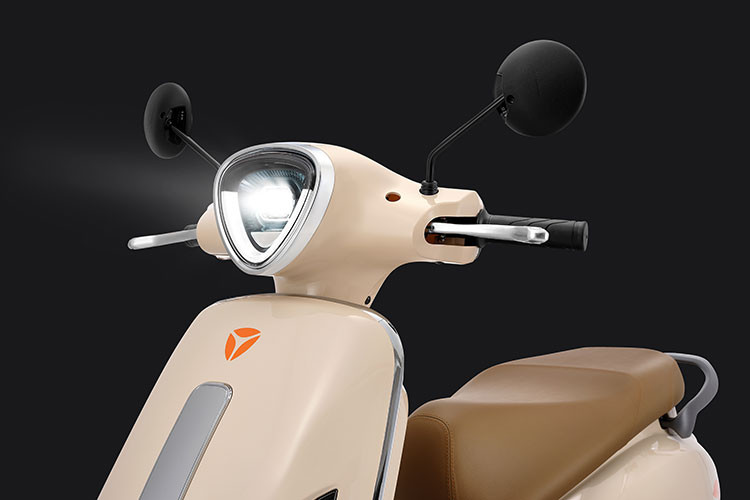 Yadea Orla được trang bị động cơ độc quyền Yadea Ttfar công suất danh định 800W, công suất tối đa lên đến 1.800W, giúp tăng cường công suất đầu ra và momen xoắn cực đại. Xe đạt tốc độ tối đa 48km/h và dễ dàng vượt qua dốc với góc nghiêng lên đến 12 độ.