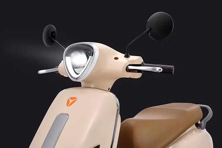 Yadea Orla được trang bị động cơ độc quyền Yadea Ttfar công suất danh định 800W, công suất tối đa lên đến 1.800W, giúp tăng cường công suất đầu ra và momen xoắn cực đại. Xe đạt tốc độ tối đa 48km/h và dễ dàng vượt qua dốc với góc nghiêng lên đến 12 độ.