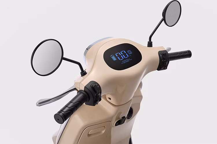 ECU TTFAR của Yadea giúp thu hồi năng lượng trong quá trình xe di chuyển, chuyển động năng khi phanh xe thành điện năng và sạc ngược vào ắc quy, điều này giúp tiết kiệm năng lượng hơn.