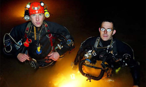 Hai thợ lặn người Anh Rick Stanton (phải) và John Volanthen (trái) trong hang Tham Luang. Ảnh: SWNS