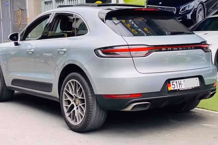 Về thiết kế, Porsche Macan 2020 mới vẫn sở hữu kích thước dài x rộng x cao là 4.696 x 2.098 x 1.624 (mm), tương đương phiên bản tiền nhiệm. Thay đổi ấn tượng nhất của Macan 2020 chính là cụm đèn hậu với dải đèn nối liền, đồng nhất thiết kế với Porsche Cayenne hay Porsche Panamera.