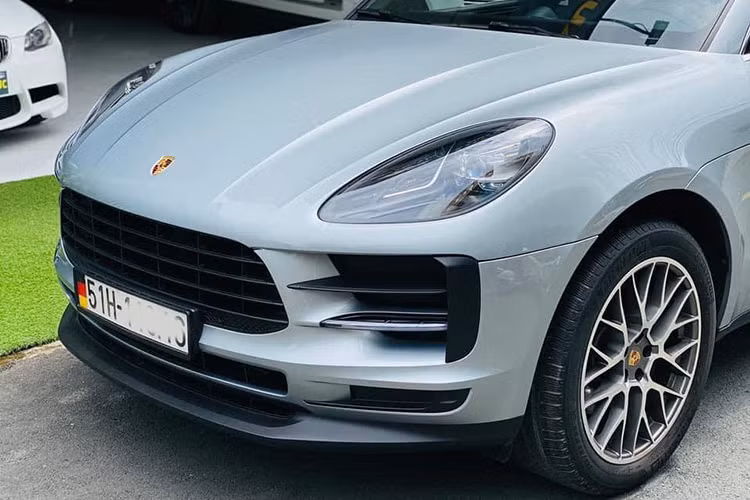 Mẫu SUV hạng sang Porsche Macan 2020 mới ra mắt thị trường Việt Nam vào tháng 7 năm ngoái. Tuy nhiên trên thị trường xe cũ mới đây đã có những chiếc xe chạy lướt được chào bán. Chiếc Macan 2020 trong bài viết này được chủ nhân ở TP HCM rao bán, xe lăn bánh chưa đến 10.000km và sở hữu ngoại hình còn khá đẹp mắt.