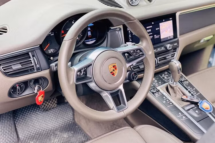 Vô lăng có dạng ba chấu đẹp mắt tích hợp nhiều nút bấm tiện lợi và nút thay đổi chế độ vận hành. Cụm 3 đồng hồ Analog ấn tượng, mức độ ánh sáng hợp lý của Macan được đặt phía sau vô lăng. Tất cả ghế ngồi bọc da cũng được thiết kế theo phong cách thể thao, ôm sát cơ thể tạo nên sự thoải mái cho người dùng.