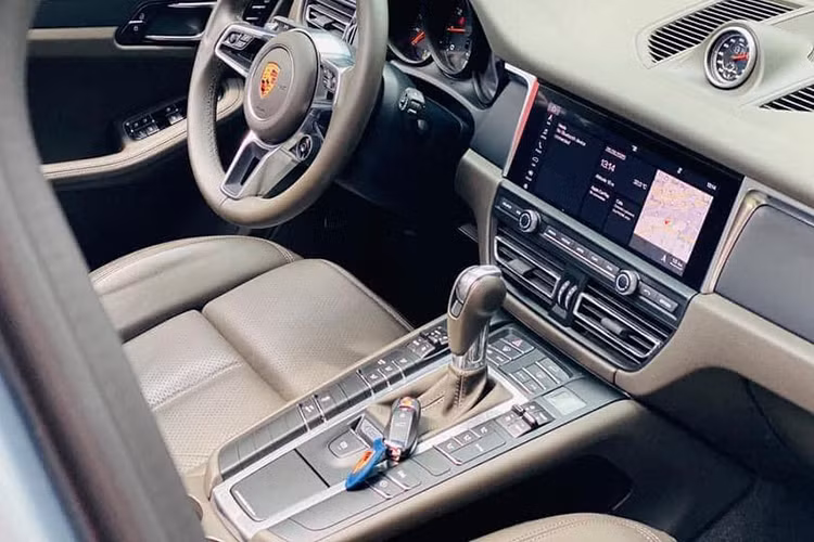 Porsche Macan thế hệ mới cũng vẫn khẳng định danh tiếng là một “con chiến mã” của nhà Porsche nhờ được trang bị hệ dẫn động 4 bánh AWD. Bộ lốp của Porsche dày, êm cùng phanh trước, sau dạng đĩa mang đến cảm giác lái ấn tượng trên mọi cung đường.