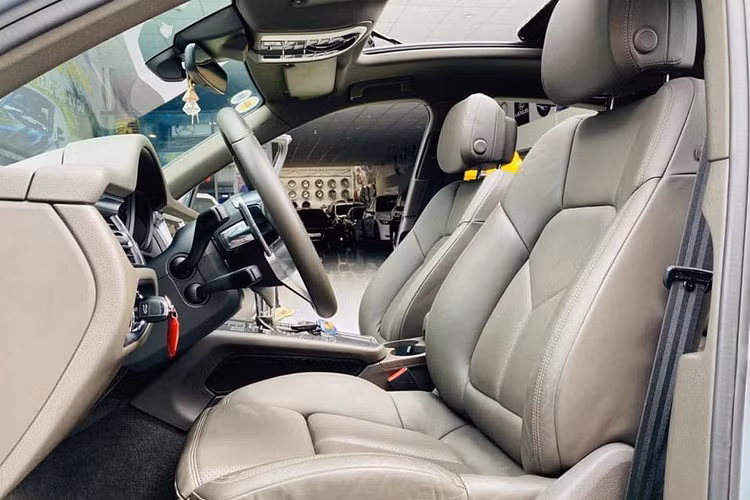 Hệ thống an toàn của Porsche Macan 2020 bao gồm: Kiểm soát độ bám đường PTM độc quyền, Hệ thống nén khí chủ động, Kiểm soát độ ổn định thân xe, Khóa vi sai tự động, Điều phối lực kéo vector, Chống trượt và Van biến thiên điều chỉnh hành trình...