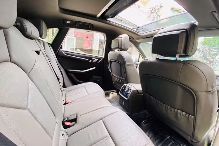 Về thông số kỹ thuật, Porsche Macan 2020 phiên bản tiêu chuẩn được trang bị động cơ 2.0L 4 xy-lanh, kết hợp cùng hộp số ly hợp kép 7 cấp PKD cho đầu ra công suất 252 mã lực tại tua máy 5.000 - 6.800 vòng/phút và mô-men xoắn cực đại 370 Nm tại 1.600 - 4.500 vòng/phút.