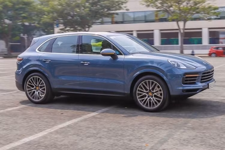 Giá xe Porsche Macan 2020 cũ chạy lướt trong bài hiện được rao bán hơn 3,8 tỷ đồng mức giá xe mới khoảng 4,5 tỷ đồng. Người rao bán cho biết, mức giá này có thể giúp chủ nhân mới tiết kiệm khoảng 700 triệu đồng. Xe lướt cũng có những ưu thế nhất định bởi theo người này, hiện tại khách hàng phải chờ tới 6 tháng để có thể nhận xe nếu đặt mua chính hãng.