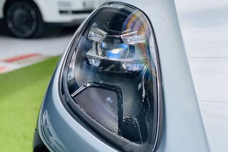 Mâm xe Macan to bản tạo nên sự cá tính, lịch lãm. Gương chiếu hậu và tay nắm cửa của mẫu xe này có cùng màu với thân xe tạo nên cảm giác liền mạch, nguyên khối. Thế hệ mới của Macan vẫn giữa được những đường nét chắc chắn phần đuôi xe. Kéo dài xuyên suốt bởi thanh led màu đỏ là cụm đèn dáng dẹp. Bộ ống xả đối xứng mang đậm chất thể thao kết hợp với cản sau màu đen được tạo hình gân guốc rất bắt mắt.