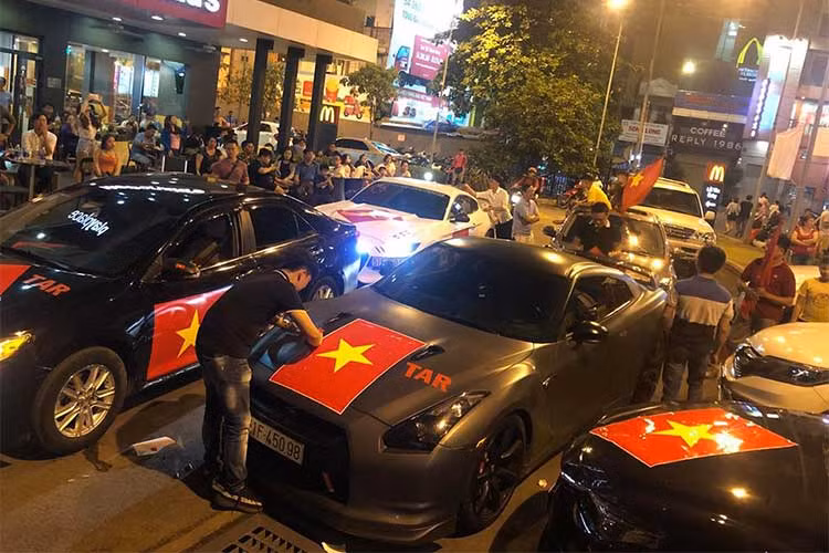 Đoàn xế "khủng" trang trí cờ hoa khá đầy đủ xuất hiện trên đường Điện Biên Phủ, quận Bình Thạnh, TP HCM, trước khi hoà cùng dòng người đông như kiến để reo hò ăn mừng chiến thắng lịch sử.