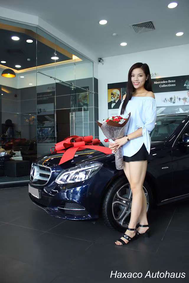 Hiện chưa rõ mức giá xe dành cho Hoa hậu Kỳ Duyên, tuy nhiên, những chiếc Mercedes-Benz E200 đang được phân phối chính hãng với mức giá 2 tỷ đồng. Trước đó, Hoa hậu Việt Nam 2014 cũng từng sở hữu một chiếc sedan tầm trung khác là Jaguar XF với giá bán khoảng 3 tỷ đồng. 