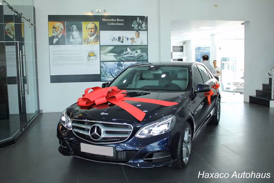 Tại thị trường Việt Nam, màu xanh Canvasite trên những chiếc Mercedes-Benz khá hiếm gặp. Việc sở hữu một chiếc Mercedes-Benz E-Class màu độc, chắc chắn cái tên Nguyễn Cao Kỳ Duyên sẽ xuất hiện trong Câu lạc bộ những người nổi tiếng sử dụng xe Mercedes-Benz tại Việt Nam.