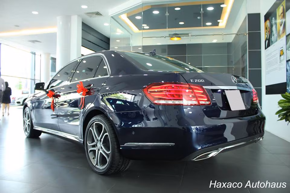 Trước Kỳ Duyên, Hoa hậu châu Á tại Mỹ năm 2006 là Jennifer Phạm cũng đã khiến nhiều người bất ngờ khi "đập hộp" chiếc sedan sang trọng Mercedes S400 đời mới, với giá bán khởi điểm 3,819 tỷ Đồng tại thị trường Việt Nam.