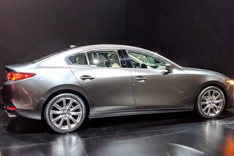 Thiết kế tổng thể của Mazda3 thế hệ mới khá nổi bật với bên sườn với những đường gân tương tự Mazda Vision Coupe Concept để tạo ra "hiệu ứng gió xoáy", ngoài ra còn có bộ la-zăng hợp kim 18 inch và đường viền mạ crôm trên đỉnh cửa sổ.