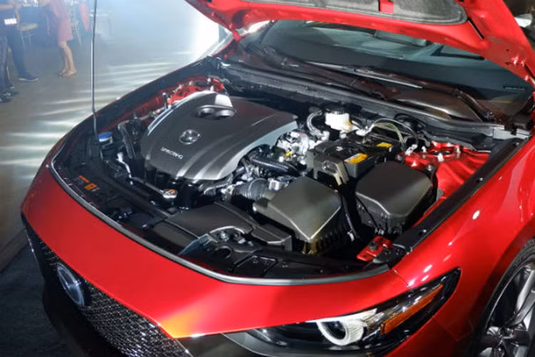 Giá xe Mazda3 2019 phiên bản cơ sở có giá bán từ 139.770 RM (khoảng 782 triệu đồng), được trang bị động cơ xăng 4 xi-lanh, hút khí tự nhiên SkyActiv-G 1.5L độc quyền, cỗ máy này sản sinh công suất 114 mã lực và mô-men xoắn cực đại 150Nm, di kèm là dẫn động cầu trước và hộp số tự động 6 cấp SkyActiv-Drive.