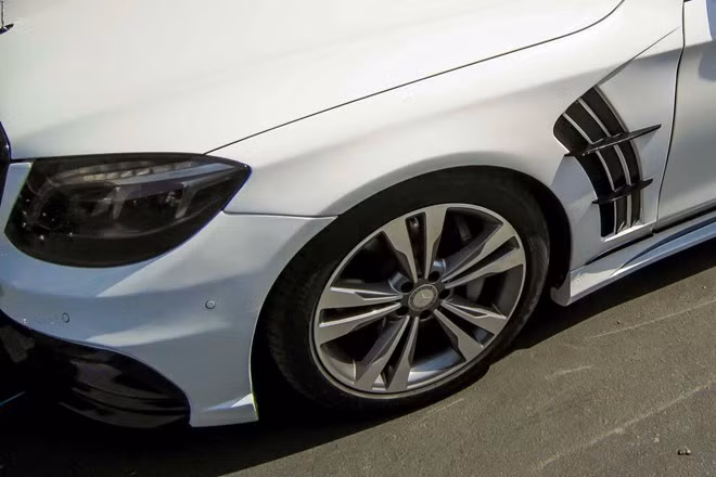 Chiếc xe này vẫn còn giữ mâm nguyên bản, đường kính 19 inch, 5 chấu kép bằng hợp kim nhôm. thân xe sở hữu hút gió dạng mang cá độc đáo.