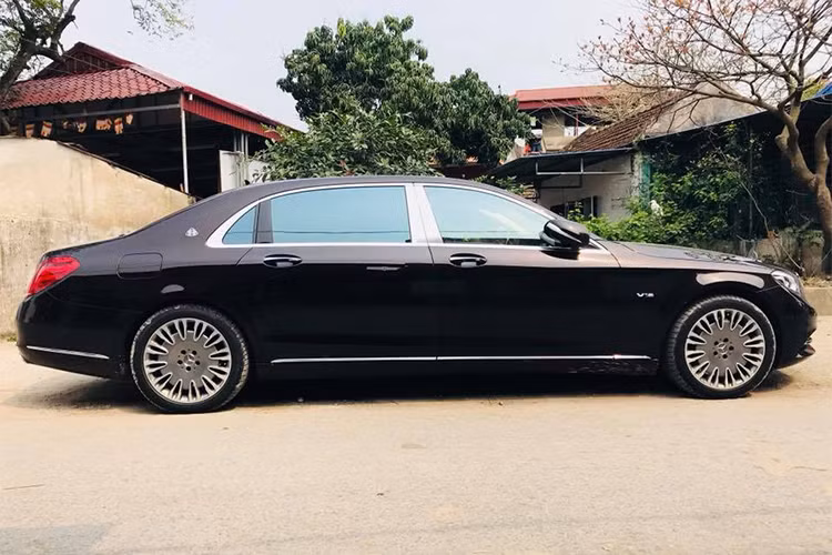 Xe sở hữu chiều dài 5.453 mm, với trục cơ sở kéo dài thêm 20 cm, Maybach S600 khác biệt hoàn toàn so với những chiếc Mercedes-Benz S-Class thông thường. Nhìn từ bên hông, chiếc xe siêu sang của Mercedes mang nhiều đường nét thiết kế của mẫu Maybach 57 vang danh một thời.