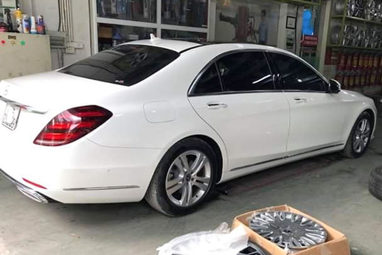 Được biết, bộ mâm xe siêu sang Mercedes-Maybach S650 này là mâm hàng chính hãng, nhưng được mua dạng nhập tư nhân bên ngoài thay vì từ Mercedes-Benz Việt Nam phân phối có giá bán lên đén hơn 250 triệu đồng.