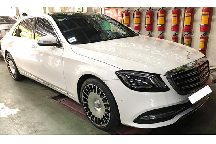 Có vẻ như bộ mâm nguyên bản18 inch 5 chấu (mã 66R) của chiếc xe sang Mercedes-Benz S450L trông khá đơn điệu, chính vì vậy nên chủ nhân của chiếc xe trong bài viết này đã quyết định thay thế nó bằng bộ mâm vỏ của siêu sang Mercedes-Maybach S650 có kích thước lên đến 20 inch.
