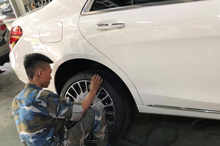 Chiếc xe sang Mercedes-Benz S450L 2019 nguyên bản sau khi được lắp bộ mâm kích thước 20 inch mới của xe siêu sang Mercedes-Maybach S650 đã tăng thêm vẻ sang trọng và lộng lẫy. Nếu xuất hiện khi đang lăn bánh tren đường, nó sẽ hút khách và đặc biệt cũng cá tính hơn.