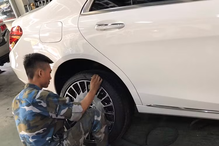 Chiếc xe sang Mercedes-Benz S450L 2019 nguyên bản sau khi được lắp bộ mâm kích thước 20 inch mới của xe siêu sang Mercedes-Maybach S650 đã tăng thêm vẻ sang trọng và lộng lẫy. Nếu xuất hiện khi đang lăn bánh tren đường, nó sẽ hút khách và đặc biệt cũng cá tính hơn.