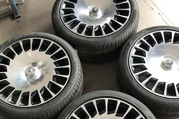 Theo nhiều người chơi xe cho biết, nếu bạn đang sở hữu một chiếc S-Class mới mà không thực sự hài lòng về bộ mâm nguyên bản theo xe thì lên mâm Mercedes-Maybach là một gợi ý nâng cấp ngoại thất khá hay.