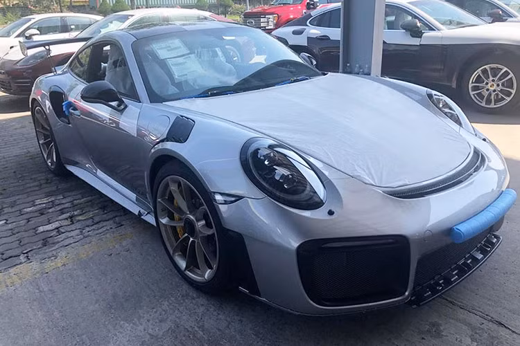 Chiều ngày 5/4/2019 vừa qua, Porsche Việt Nam đã hoàn thành việc bàn giao chiếc siêu xe Porsche 911 GT2 RS 2019 cuối cùng (trong số 3 chiếc về nước theo diện chính hãng) cho ông Đặng Lê Nguyên Vũ tại chính khu biệt thự của ông ở quận 2, TP HCM, thực tế, ông Vũ đã đặt mua siêu xe thể thao Đức từ hồi tháng 1 năm nay.