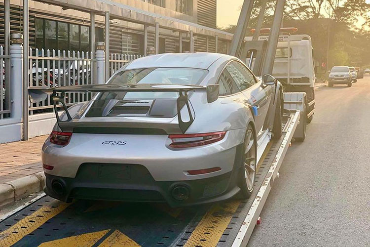 Đây cũng là chiếc siêu xe đầu tiên mà ông Đặng Lê Nguyên Vũ nhận bàn giao sau hậu ly hôn hơn nghìn tỷ đồng với vợ cũ, bà Lê Hoàng Diệp Thảo. Trước đó, một số nguồn tin thân cận cho biết Chủ tịch Trung Nguyên sẽ bán bớt đi dàn siêu xe hơn 500 tỷ đồng của mình. Nhưng hiện tại, chỉ 1 số xe sang, SUV hạng sang được ông Đặng Lê Nguyên Vũ cho ra các công ty nhập khẩu tư nhân nằm chờ khách.