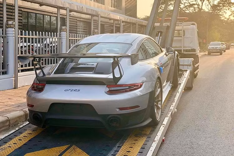 Đây cũng là chiếc siêu xe đầu tiên mà ông Đặng Lê Nguyên Vũ nhận bàn giao sau hậu ly hôn hơn nghìn tỷ đồng với vợ cũ, bà Lê Hoàng Diệp Thảo. Trước đó, một số nguồn tin thân cận cho biết Chủ tịch Trung Nguyên sẽ bán bớt đi dàn siêu xe hơn 500 tỷ đồng của mình. Nhưng hiện tại, chỉ 1 số xe sang, SUV hạng sang được ông Đặng Lê Nguyên Vũ cho ra các công ty nhập khẩu tư nhân nằm chờ khách.