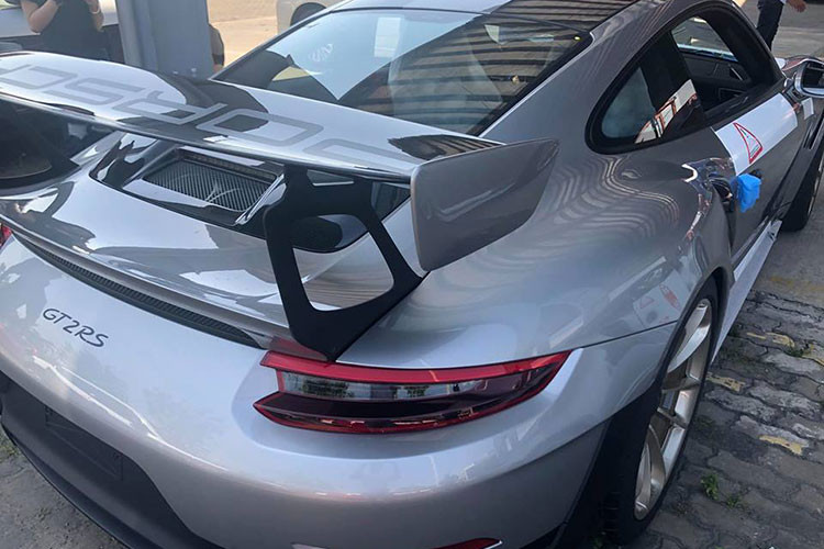 Như vậy, đại gia siêu xe Đặng Lê Nguyên Vũ là khách hàng cuối cùng nhận bàn giao siêu xe Porsche 911 GT2 RS theo diện chính hãng. 2 chiếc còn lại đã sớm được trao tay cho chủ nhân đặt mua. Gần đây nhất là chiếc Porsche 911 GT2 RS màu trắng độc nhất Việt Nam đã được cho một khách hàng khác ở TP HCM.