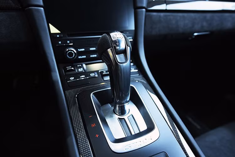 Giá xe Porsche 911 GT2 RS tại thị trường Mỹ là 293.200 USD, chưa bao gồm phí tùy theo địa điểm khoảng hơn 1000 USD. Trong khi đó, giá bán tiêu chuẩn của chiếc xe tại Việt Nam là 20,19 tỷ đồng (bao gồm thuế nhập khẩu, thuế tiêu thụ đặc biệt, thuế giá trị gia tăng và gói dịch vụ địa phương).