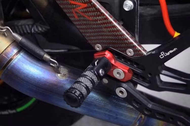 Với dàn để chân Lightech R, trọng lượng của chiếc xe tiếp tục được giảm xuống, kèm theo khả năng điều chỉnh linh hoạt hơn. Hệ thống phanh sau cũng được nâng cấp với pen đạp Brembo HP và dây dầu Earl's...