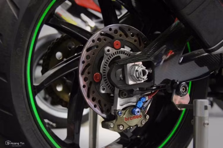 Hoàn tất hệ thống phanh sau là heo Brembo Billet 2 piston đối xứng, đi kèm với đĩa phanh Braketech. Nhiều chi tiết trên chiếc xe đã được ốp carbon, tăng thêm vẻ thể thao nổi bật cho Kawasaki Ninja ZX-10R.