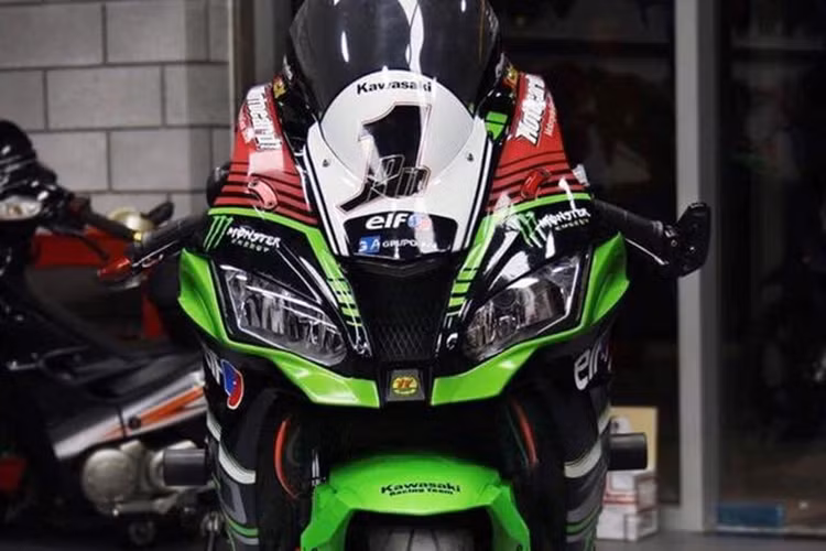 Bên cạnh sức mạnh đáng gờm ZX-10R là mẫu SuperSport mạnh mẽ rất được yêu thích bởi kiểu dáng thể thao, bề ngoài góc cạnh đầy hầm hố. Phiên bản độ của ZX-10R thuộc sở hữu của một dân xe tại Sài Gòn này cũng đã khiến không ít người mê xe, đặc biệt là dòng sportbike nhà Kawasaki phải thèm thuồng.