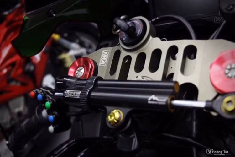 Ở bên còn lại, chiếc xe cũng có cùm côn tắc phong cách xe đua, bên cạnh đó là cùm côn CRG GP và gương hậu gắn gù CRG Arrow. Bên cnahj đó, bộ cùm côn CRG GP chuyên dụng giúp khả năng bóp nhả côn êm ái cũng được trang bị trên mẫu siêu môtô độ này này.