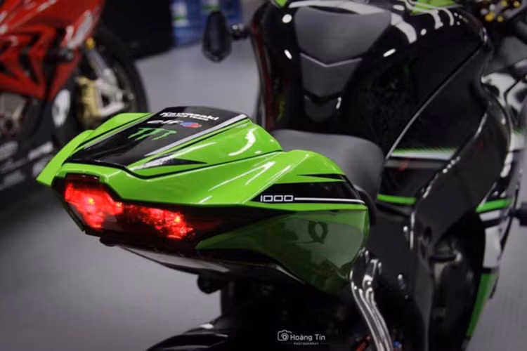 Theo đúng phong cách xe đua, chiếc ZX-10R đã được bỏ đi pát biển số kèm đèn xi-nhan nguyên bản. Kéo theo đó, đèn hậu của chiếc xe cũng được thay thế với loại tích hợp xi-nhan. Trong khi đó, yên cho người ngồi sau đã bị loại bỏ bằng ốp yên. Hệ thống phuộc sau được nâng cấp với phuộc Ohlins TTX.