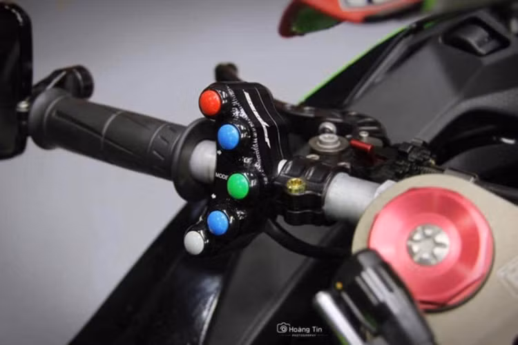 Cặp gương chiếu hậu nguyên bản của ZX-10R đã bị loại bỏ và thay bằng nắp che chân kính hậu của Lightech, trong khi kính chắn gió do hãng Puig cung cấp. Cũng theo phong cách xe đua, chiếc xe đã được thay nắp xăng đóng mở nhanh CNC. Tay lái của chiếc xe cũng không thiếu những món đồ chơi "khủng" như cụm công tắc rút gọn, cùm phanh Brembo Rossi, càng bảo vệ tay phanh Lightech...