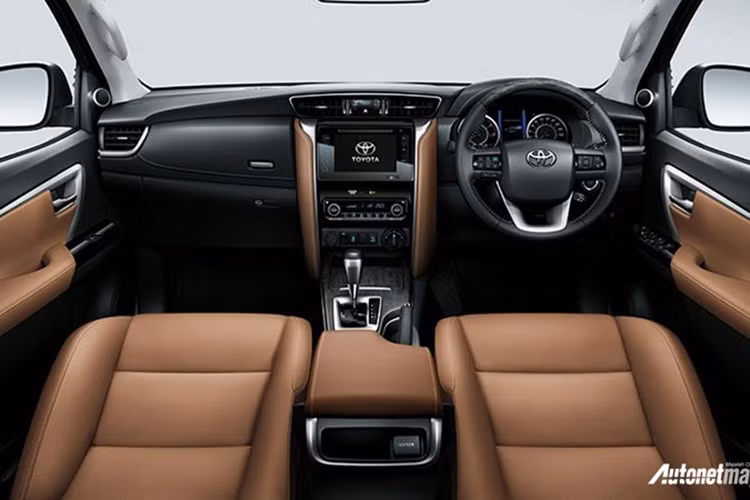 Một số trang bị cũ của mẫu xe này vẫn được giữ lại trên Toyota Fortuner 2017 bản nâng cấp mới bao gồm đèn pha projector Bi-Beam LED, đèn LED định vị ban ngày, cửa khoang hành lý chỉnh điện, ghế lái chỉnh điện, hệ thống thông tin giải trí T-Connect, định vị vệ tinh và camera lùi.