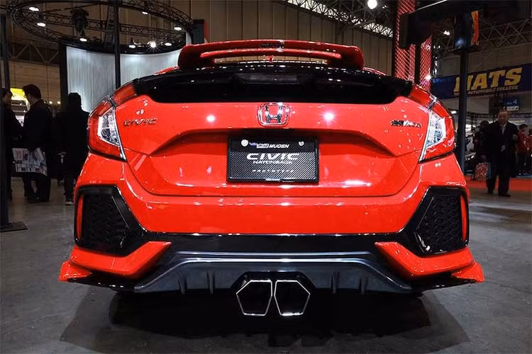 Tuy nhiên với những chủ sở hữu các phiên bản Honda Civic giá rẻ hoặc các phiên bản hatchback, hãng độ Mugen cũng không khiến họ thất vọng khi phát triển một loạt các phụ tùng nâng cấp ở bên trong và ngoài xe.