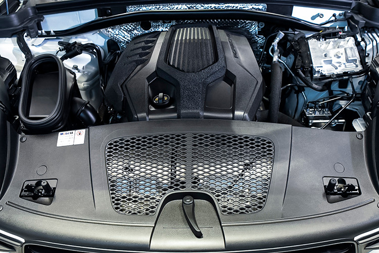 Về sức mạnh, Porsche Macan 2023 của Đoàn Văn Hậu được trang bị động cơ 2.0L tăng áp cho công suất lên đến 261 mã lực, mô-men xoắn cực đại 400 Nm, hộp số tự động 7 cấp PDK. Khả năng tăng tốc từ 0 - 100 km/h trong 6,4 giây và giảm còn 6,2 giấy với gói Sport Chrono, tốc độ tối đa 232 km/h.