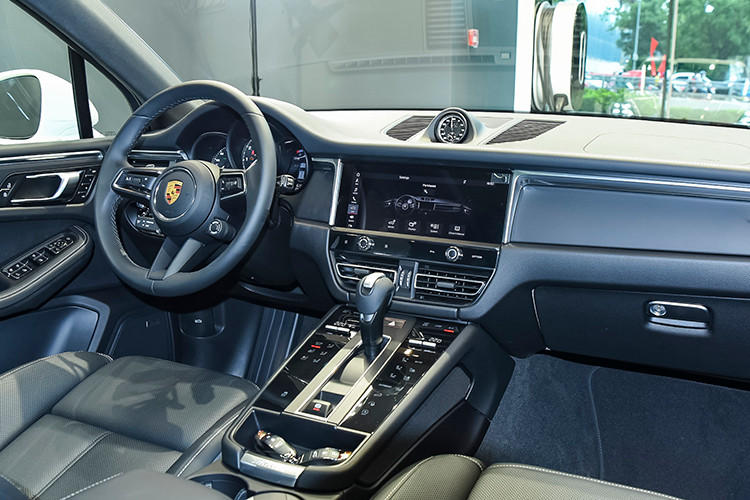 Porsche Macan 2023 của Đoàn Văn Hậu là phiên bản nâng cấp được ra mắt tại Việt Nam vào tháng 04/2022 với một số nâng cấp về ngoại thất và trang bị. Đối thủ của Macan trên thị trường là Audi Q5/SQ5, BMW X4, Mercedes AMG GLC43, Lexus RX, Acura RDX, Caddilac XT5, Jaguar F-Pace, Range Rover Velar, Volvo XC60...