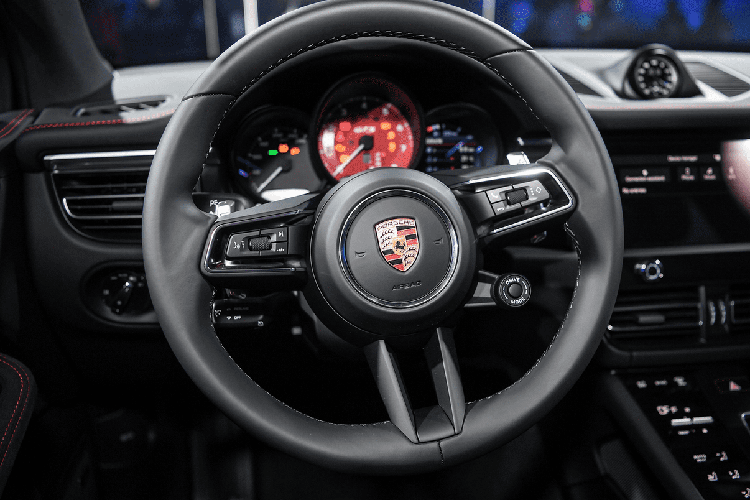 Xe có kích thước tổng thể DxRxC lần lượt 4.726x1.922x1.621 mm, chiều dài cơ sở đạt 2.807 mm. Ngoài việc được nâng cấp ngoại hình với những điểm mới như đèn daylight sử dụng công nghệ LED , tùy chọn 7 thiết kế la zăng, cản trước, sau... Bên trong nội thất xe còn tùy chọn các gói trang trí ốp sợi carbon, ghế ngồi bọc da Race-Tex với đường chỉ khâu tương phản.