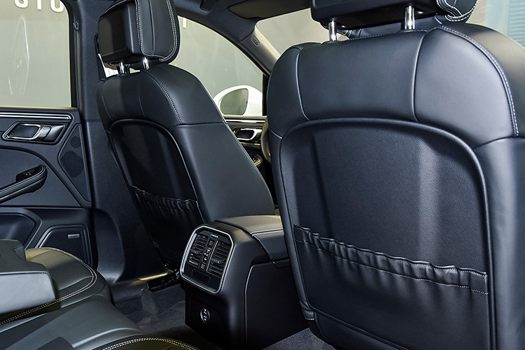 Tại Việt Nam, Porsche Macan 2023 được trang bị các tiện nghi cao cấp như ghế lái chỉnh điện 14 hướng, nhớ 2 vị trí ghế lái và 3 vị trí ghế phụ, có thiết kế đậm chất thể thao. Hệ thống âm thanh vòm Bose, gói kích hoạt thể thao Sport Chrono. Hàng ghế sau rộng rãi cho 3 người ngồi, có đục lỗ thông hơi, cửa gió điều hoà riêng hai bên, rèm che nắng cửa sau. Cốp chứa đồ sau đóng mở điện.