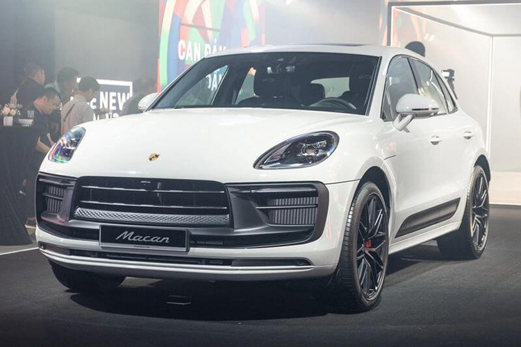 Chiếc Porsche Macan của Quế Ngọc Hải có màu sơn ngoại thất trắng, nội thất lấy tông đỏ chủ đạo. Lý do anh lựa chọn hai tông màu trắng-đỏ là theo hai màu sắc trang phục thi đấu của Đội tuyển Quốc gia Việt Nam.
