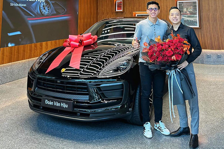 Mới đây, Đoàn Văn Hậu đã quyết định đầu tư tiền tậu cho mình chiếc xe Porsche Macan 2023 mới. Hiện vẫn chưa rõ Porsche Macan của Đoàn Văn Hậu mới tậu phiên bản nào. Thế nhưng, nhiều khả năng anh chọn phiên bản đắt nhất là GTS.