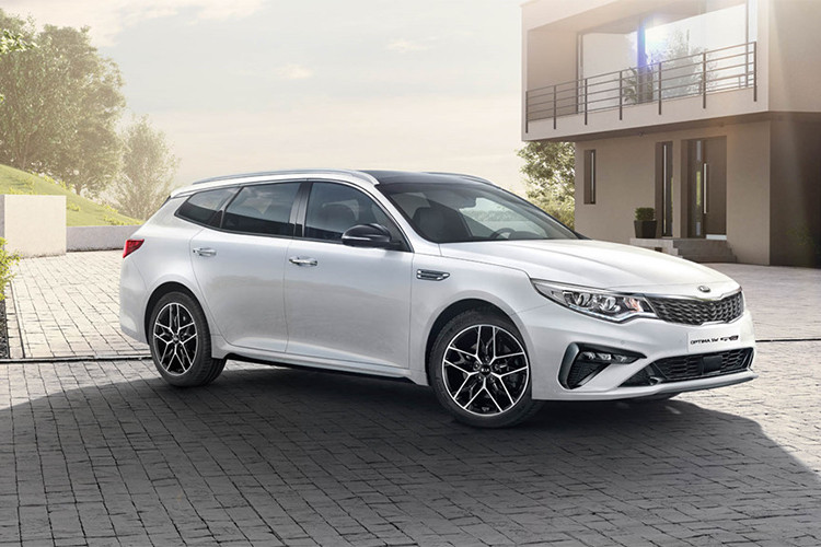 Mẫu xe Kia Optima 2019 tại thị trường châu Âu vừa chính thức được ra mắt. Xe sẽ có hai tùy chọn sedan 4 cửa và wagon 5 cửa. Mẫu xe này được hãng xe Hàn Quốc nâng cấp sau 2 năm xâm nhập thị trường châu Âu, nơi rất ưa chuộng các dòng xe Wagon.