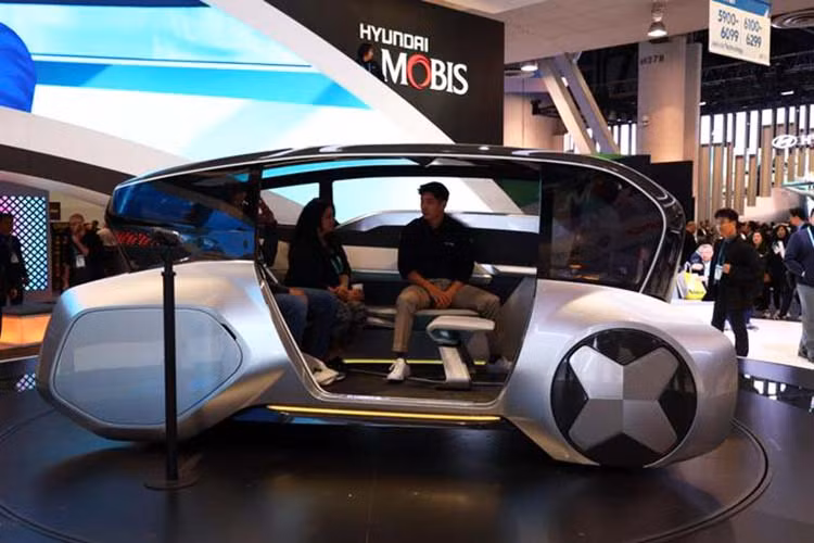 Hyundai Mobis tin rằng tài xế tương lai sẽ muốn có một hệ thống AI cá nhân hóa hơn mà họ có thể gắn kết tình cảm, chứ không chỉ là đơn thuần có một AI tồn tại trong xe tự lái. “Trong quá khứ, độ đáng tin cậy và dễ chịu là những giá trị quan trọng của một chiếc xe. Bởi hầu hết xe được bán ngày nay đều đáng tin cậy và dễ chịu, để cạnh tranh hơn thì chúng cần phải tiến hóa trở thành một cỗ máy có thể hiểu và cảm thông với con người bên trong,” Mobis nói.