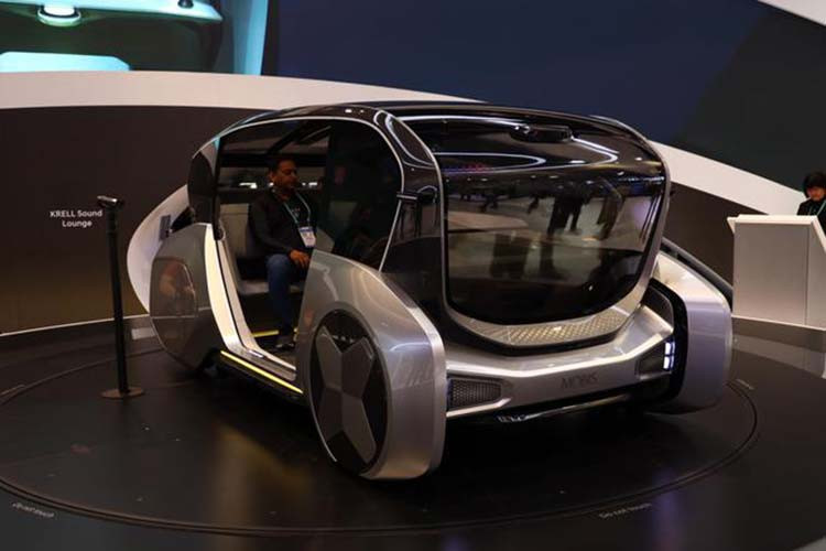 M.Vision S là phương tiện dành cho di chuyển chia sẻ hay đi chung, vậy nên không gian bên trong đã được sắp xếp giống một phòng chờ vừa có thể thư giãn vừa có thể làm việc. Các phụ tùng điện, hệ thống treo, phanh và lái được dồn hết vòa 4 góc, vì thế mà sàn xe thấp và phẳng. Điều này cho phép thay đổi bố cục ghế ngồi tùy thuộc vào mục đích của chuyến đi và chế độ lái của xe.