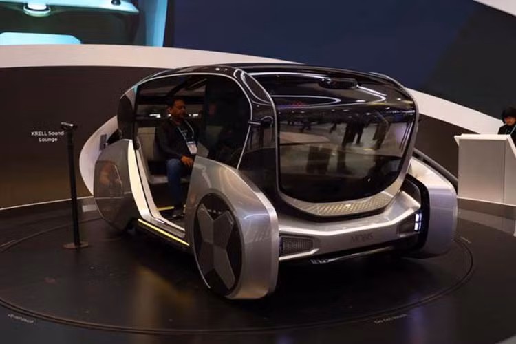 M.Vision S là phương tiện dành cho di chuyển chia sẻ hay đi chung, vậy nên không gian bên trong đã được sắp xếp giống một phòng chờ vừa có thể thư giãn vừa có thể làm việc. Các phụ tùng điện, hệ thống treo, phanh và lái được dồn hết vòa 4 góc, vì thế mà sàn xe thấp và phẳng. Điều này cho phép thay đổi bố cục ghế ngồi tùy thuộc vào mục đích của chuyến đi và chế độ lái của xe.